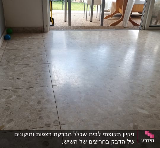 רצפה נקייה עם כבלים על הקיר